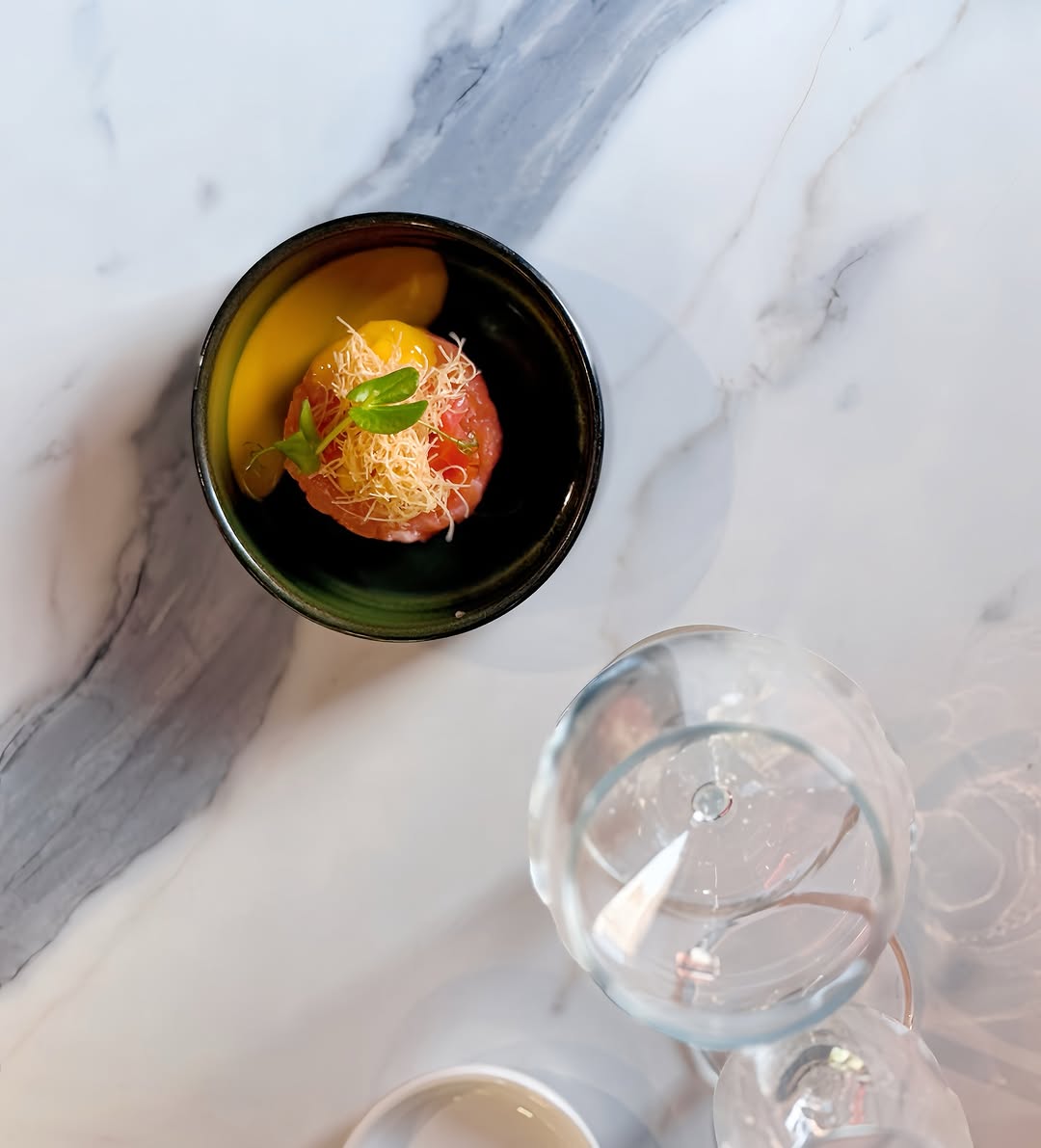 Black Tartare: tartare di salmone su riso venere con salsa mango
