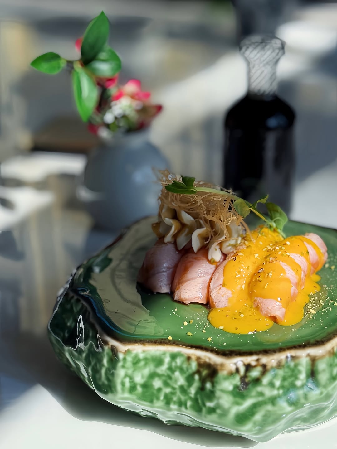 Nigiri di salmone scottato con salsa mango e pistacchio, servito al Sole d’Oriente
