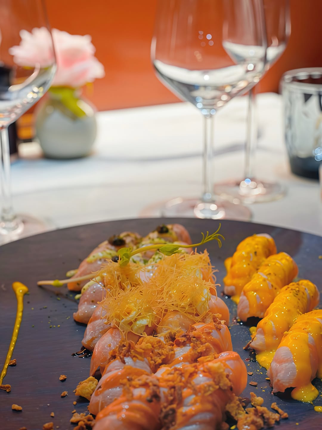 Nigiri speciali di salmone scottato con kataifi e salse