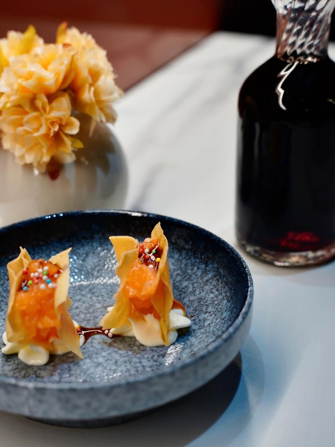 Sfoglie croccanti con tartare di salmone e crema