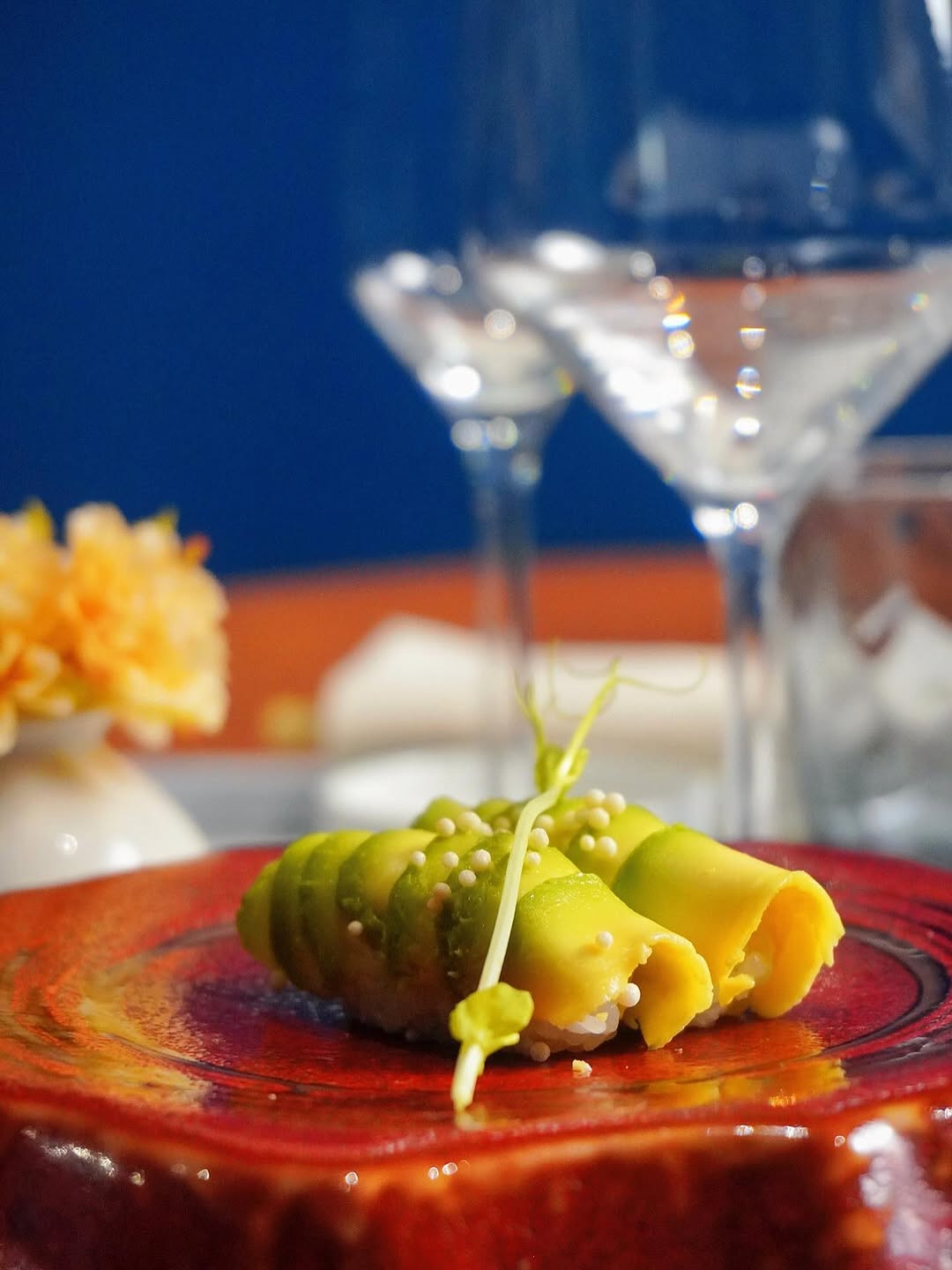 Nigiri all’avocado su piatto rosso