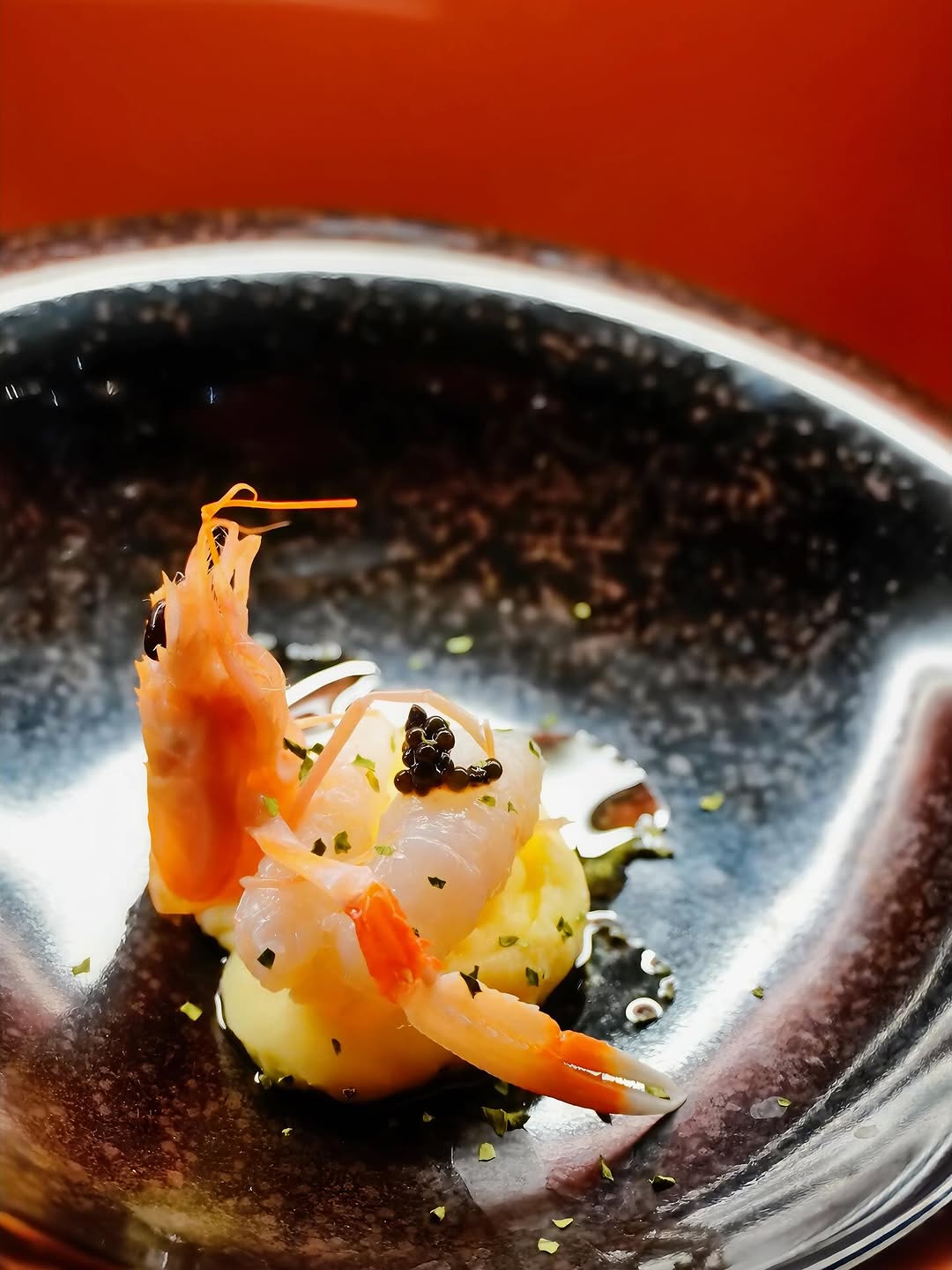 Scampo crudo su purea con caviale